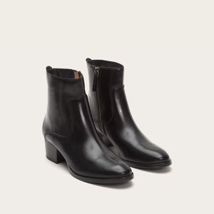 Frye Clara Zip Short (Black) Size 9